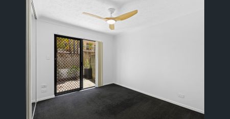 Fully Renovated Luxurious Ground-Floor Corner Apartment with Private Courtyard - Photo 4