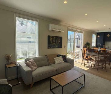 Sunny, Spacious & Super Handy - Photo 2