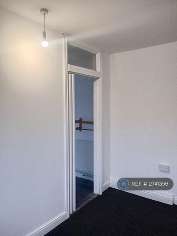 2 bedroom end of terrace house to rent - Photo 2