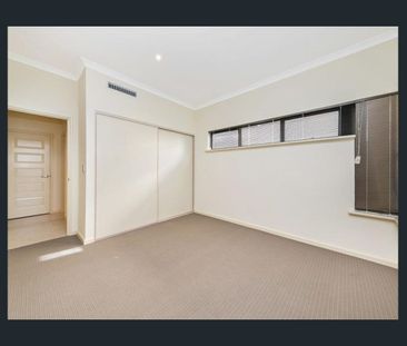 STUNNING HOME LOCATED IN AN IDEAL LOCATION - Photo 4