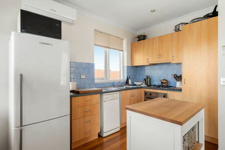 Bright & Breezy Top-Floor Gem in St Kilda East! - Photo 3