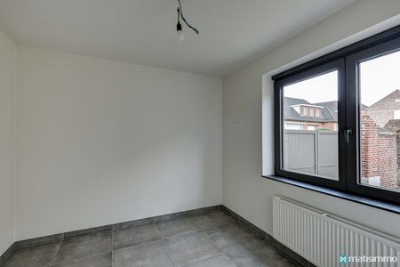 INSTAPKLAAR GELIJKVLOERS APPARTEMENT MET 2 SLAAPKAMERS TE MOPERTINGEN (BILZEN) - Photo 3