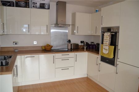 Top floor apartment with rooftop views over Newbury, in the heart of the town centre - Photo 4