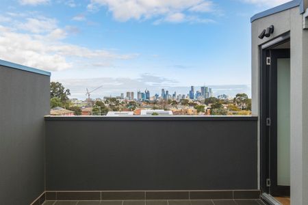 Two Bedroom One Bathroom Town Home in a Great Position - Photo 5