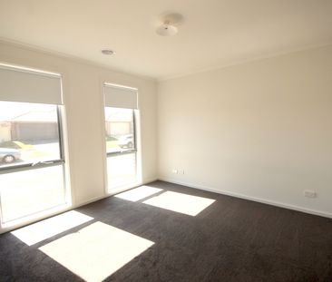 196 Blue Horizons Way, Pakenham VIC 3810 - House For Rent | Domain - Photo 3
