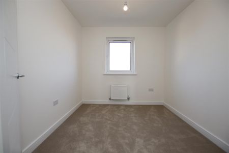 3 bedroom Terraced House to let - Photo 4