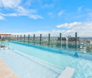 Luxurious One-Bedroom Apartment with Expansive Study and Stunning H... - Photo 5