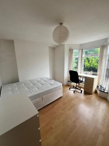 5 bedroom end of terrace house to rent - Photo 2