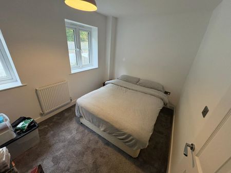 3 bed Town House - To Let - Photo 4