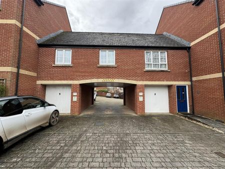 2 bedroom coach house to rent - Photo 2