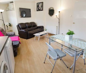 4 bedroom flat to rent - Photo 3