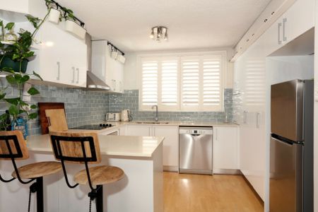MODERN AND SPACIOUS APARTMENT IN THE CENTRE OF EVERYTHING! - Photo 3