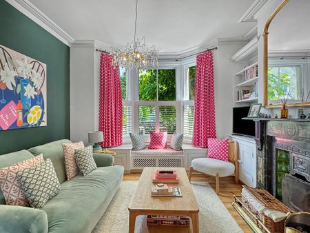 A beautiful, mid terrace period property with four bedrooms and enclosed garden, offering generous living accommodation across three floors. Minutes’ walk away from Cambridge train station and the city centre, as well as the local amenities Mill Road has to offer. - Photo 2