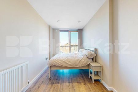 Stylish dual aspect apartment with three balconies & communal roof terrace - Photo 3