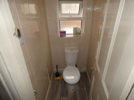 1 bed Apartment - To Let - Photo 5