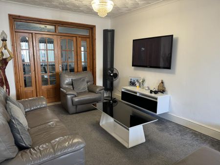 4 bedroom semi-detached house to rent - Photo 5