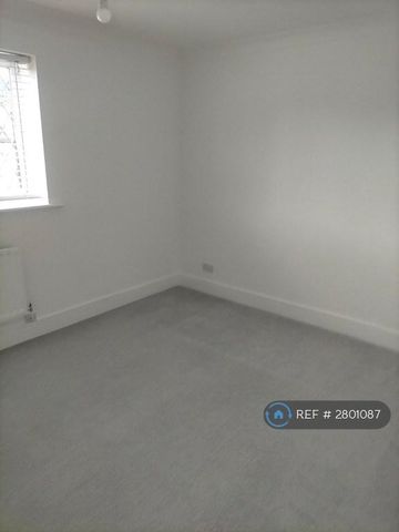 4 bedroom detached house to rent - Photo 3