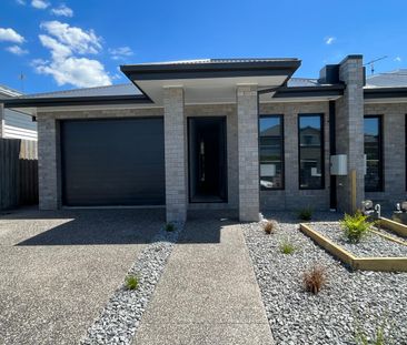 THREE BEDROOM TOWNHOUSE - Photo 2