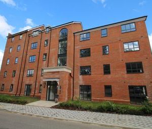 2 Bedrooms Flat to rent in GU11 | £ 265 - Photo 1