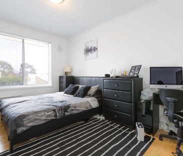 Modern 2-Bedroom Apartment with Secure Parking in Seddon - Photo 1