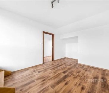 Prostorný podkrovní byt 4+1 s terasou 72 m - Photo 4