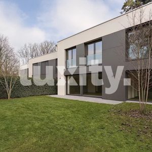 Modern 6-Bedroom Villa - Contemporary Amenities - Photo 2