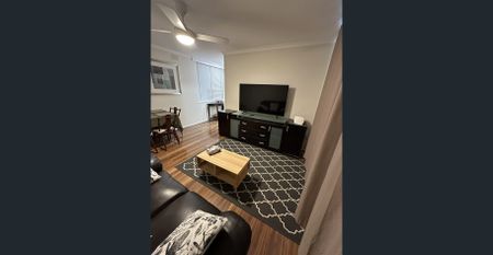 Fully Furnished Excellent 1 Bedroom Flat Min 3 months tenancy - Photo 5