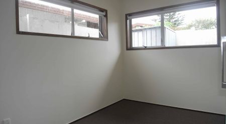 3 bedroom unit with 1 bathroom - Photo 2