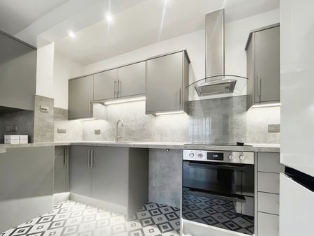 3 bedroom apartment to rent Medina Villas, Hove - Photo 2