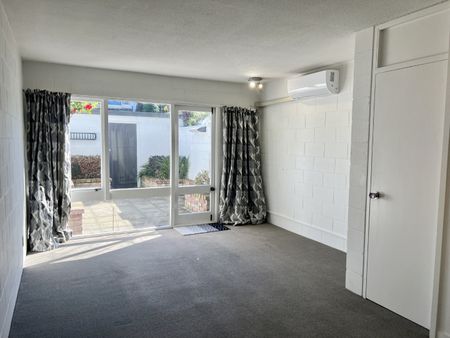 Sunny, Bright, Stylish, Mid-Century Town House - Photo 2