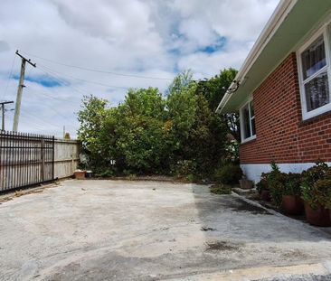 Spacious Family Home in Blockhouse Bay - Photo 3