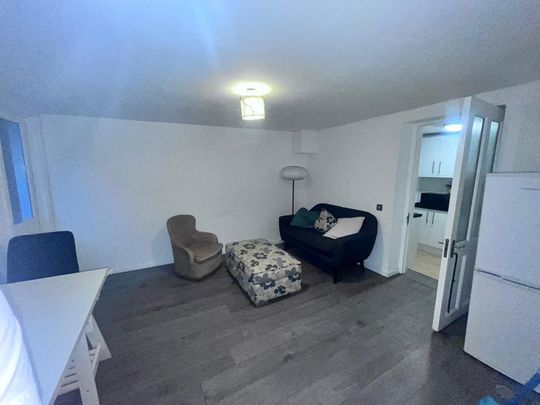 1 bedroom in a flat share to rent - Photo 1