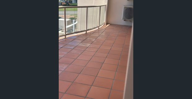 OCEAN & HARBOUR VIEWS. CLOSE TO SHOPS & RESTAURANTS - Photo 1