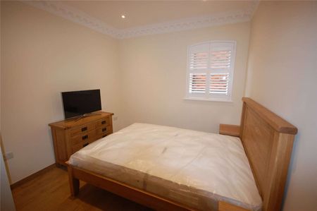A first floor one bedroom apartment to rent at Castle Crescent, approximately half a mile from the very heart of Reading's town centre. - Photo 2