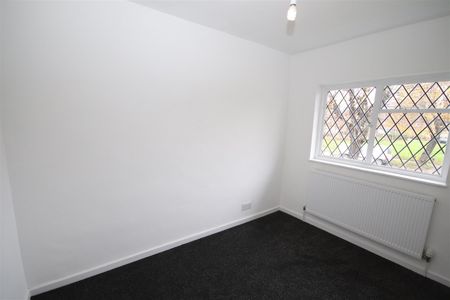 3 bedroom Detached House to let - Photo 2