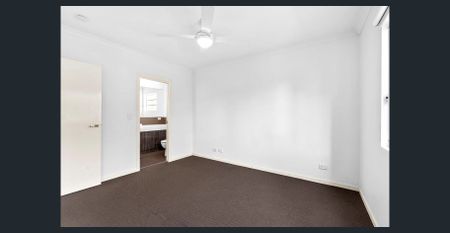 Modern Ground-Floor Living with Air Con & Private Courtyard in Prime Location - Photo 3