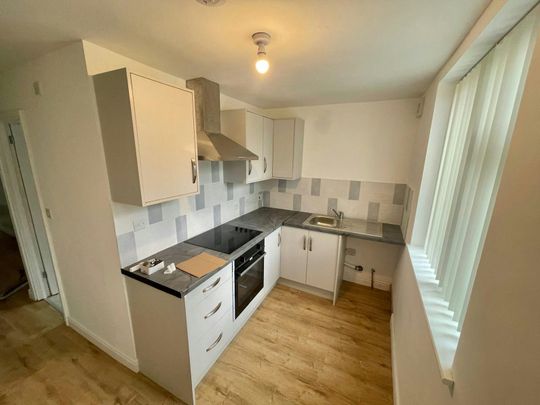 Flat to rent on - Photo 1