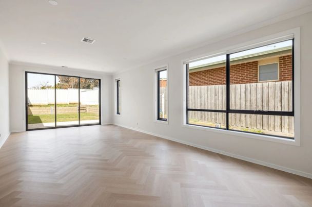 Modern elegance meets effortless living - Photo 1