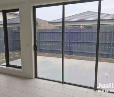 Spacious 3-Bedroom Apartment with Light-Filled Living and Modern Co... - Photo 5