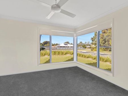 Impeccable Family Living only 800m from the Waterfront - Photo 4