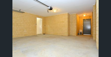 Bright & Spacious Villa in a Prime Location! - Photo 4