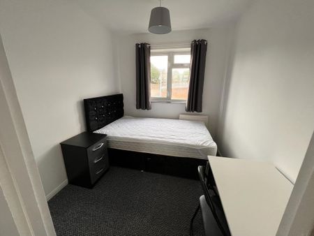 4 bedroom semi-detached house to rent - Photo 5