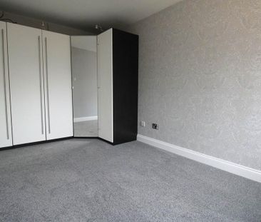 3 bedroom flat to rent - Photo 4