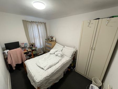 3 Bed Semi-Detached House, Broadlands Road, SO17 - Photo 4