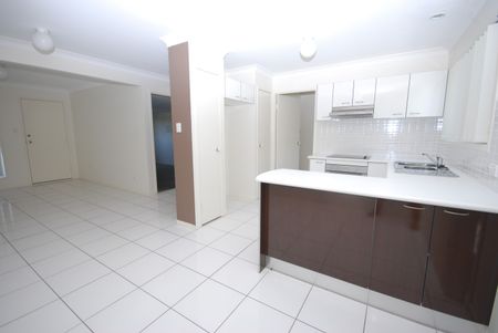 Terrific townhouse ready for new tenants! - Photo 4