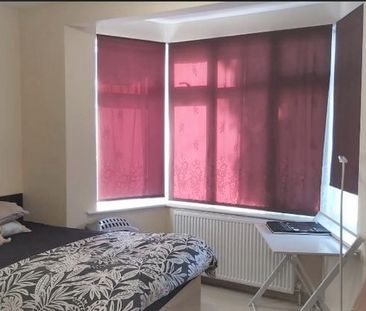 En-suite Room Available – TO RENT- Kenton/Queensbury – HA3 - Photo 1