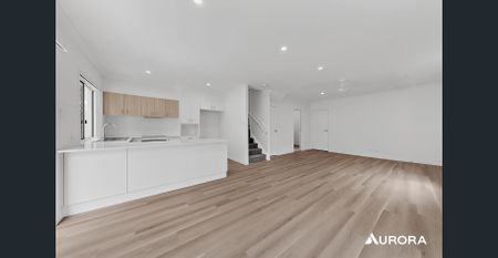 Spacious 4 Bedroom Townhouse! - Photo 3