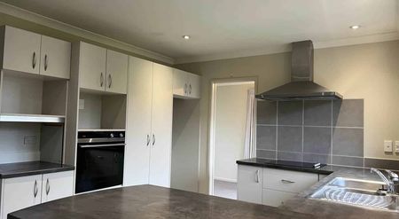 Spacious Family Home in a Quiet Cul-de-Sac - Photo 3