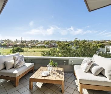A Contemporary Beachside Townhouse - 250m to the Surf! - Photo 3