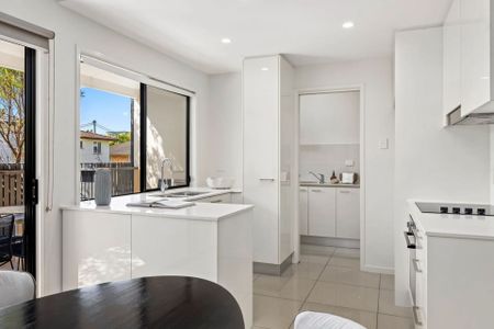 Modern Townhouse, Footsteps to Oxford St Precinct - 9mth Lease with rent increase. - Photo 2